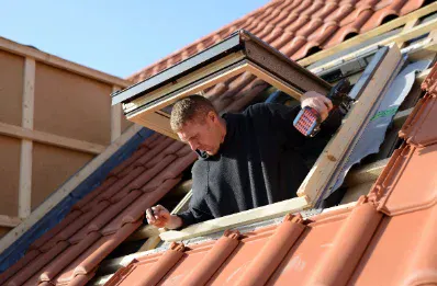 Pose de fenêtre de toit et velux par un couvreur à Sauveterre-de-Guyenne